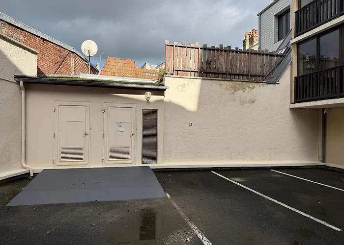 With Terrace And Free Parking Appartement Deauville